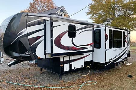 Fifth Wheel rental in Huntsville Alabama - sleeps 4-8, perfect for Large families and Extended stays