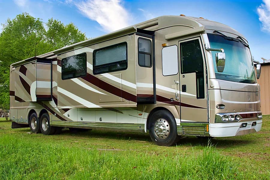 Fleetwood Heritage GWTX2056 2008 45ft Class A motorhome RV rental in Huntsville Alabama — exterior