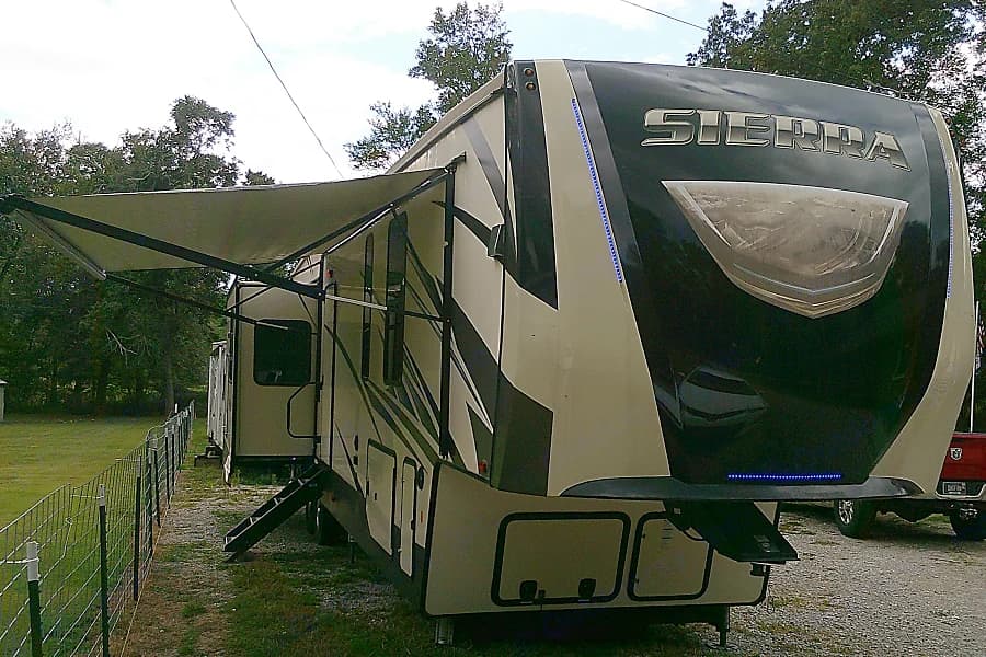 Forest River Sierra 2019 42ft fifth wheel RV rental in Huntsville Alabama — exterior