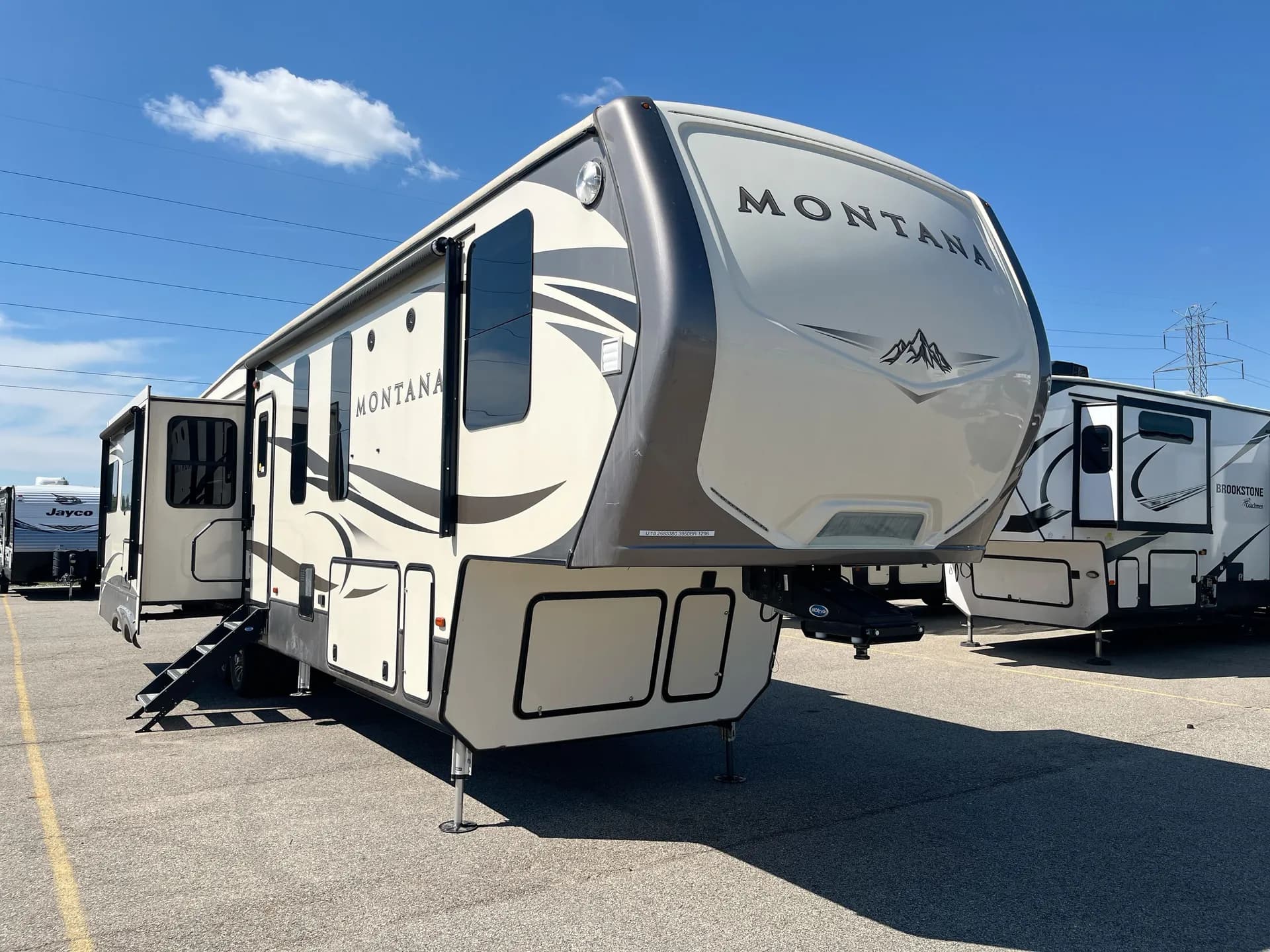 Keystone Montana 40ft fifth wheel RV rental in Huntsville Alabama — exterior